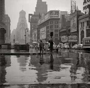 New-York-March-1943.-Times-Square-on-a-rainy-day.-Medium-format-nitrate-negative-by-John-Vachon-for-the-Office-of-War-Information