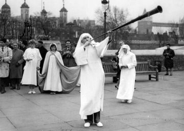 druid-blowing-horn_4593_600x450