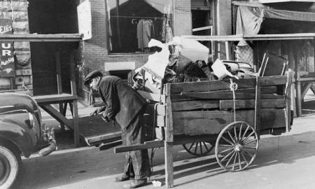 PHOTO-CHICAGO-UNKNOWN-SOUTH-SIDE-STREET-MAYBE-ELLIS-JUNK-MAN-WITH-HAND-WAGON-I-RECALL-SEEING-THIS-AS-A-KID-1941.jpg1