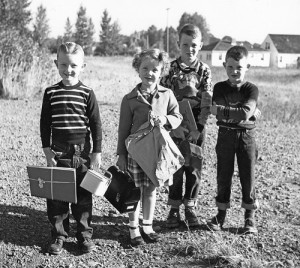 People-on-the-first-day-of-school-circa-1940-300x268