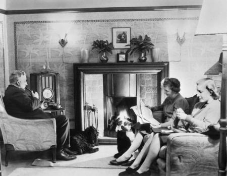 A_family_relaxes_at_home_in_Taunton,_Somerset,_on_a_Sunday_afternoon_during_1942._D12274
