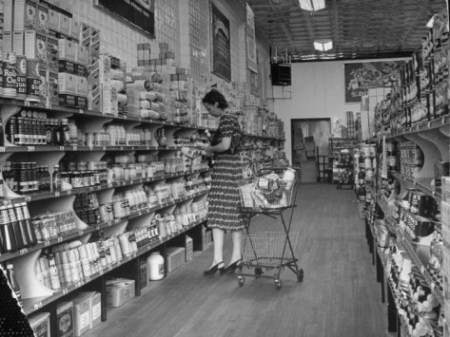 alfred-eisenstaedt-woman-shopping-in-a-p-grocery-store