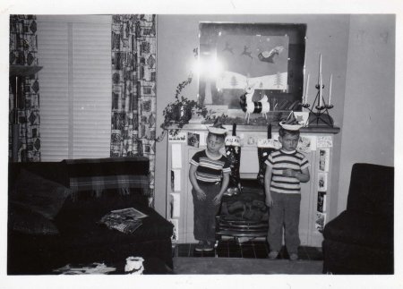 retro-children-christmas-party-hats-782975