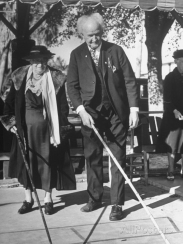 alfred-eisenstaedt-elderly-couple-playing-a-game-of-shuffleboard-on-outdoor-court-at-hotel