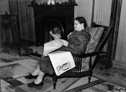 StateLibQld_1_201763_Elderly_woman_reading_the_newspaper,_1930-1940