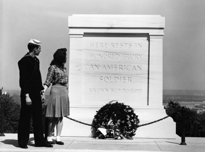 May 1943, Washington, DC, USA --- A couple walking by the Tomb of the Unknown Soldier.   Washington, DC, May 1943. --- Image by © CORBIS