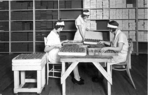 ThreeGirlsPackingBigBoxes