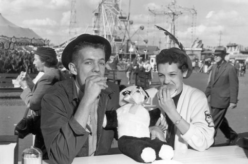 1956-teenagers-eating-burgers-7638