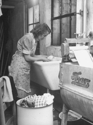 nina-leen-the-maid-doing-the-family-s-weekly-laundry