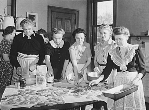 church-group-baking-cookies-for-a-servicemens-center-minneapolis-minnesota-1942