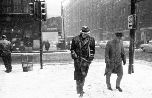 photo-chicago-snow-storm-men-walking-lasalle-restaurant-background-1958