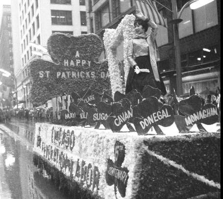 photo-chicago-state-street-st-patricks-day-parade-federation-of-labor-float-1961