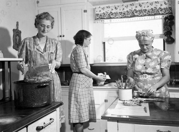 800px-Women_in_kitchen_preparing_food,_circa_1945_(5857926733)