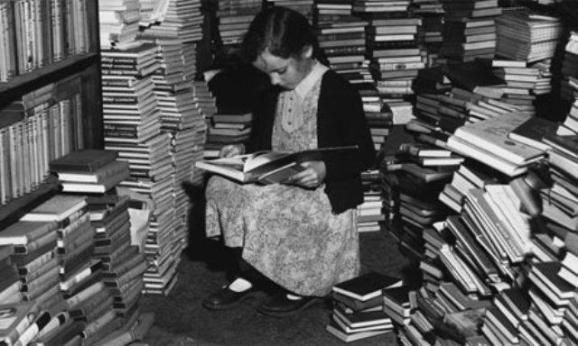 Little-girl-reads-in-book