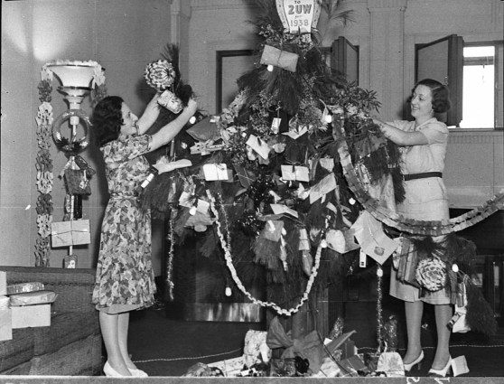 vintage-christmas-tree-decorating