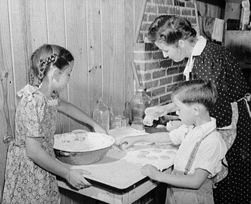 Making cookies for dinner, Escambia Farms, Florida, 1942